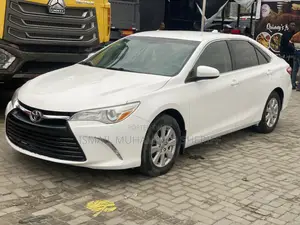 Toyota Camry LE 4dr Sedan (2.5L 4cyl 6A) 2016 White
