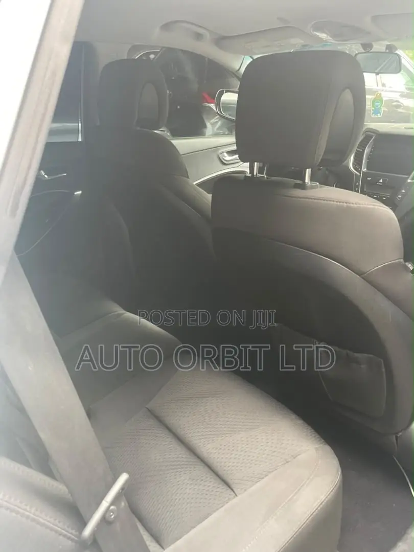 Hyundai Santa Fe SE 2012 White