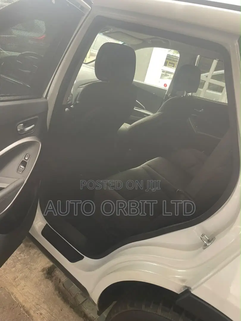 Hyundai Santa Fe SE 2012 White