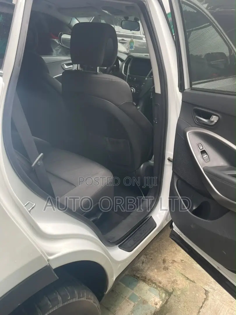 Hyundai Santa Fe SE 2012 White