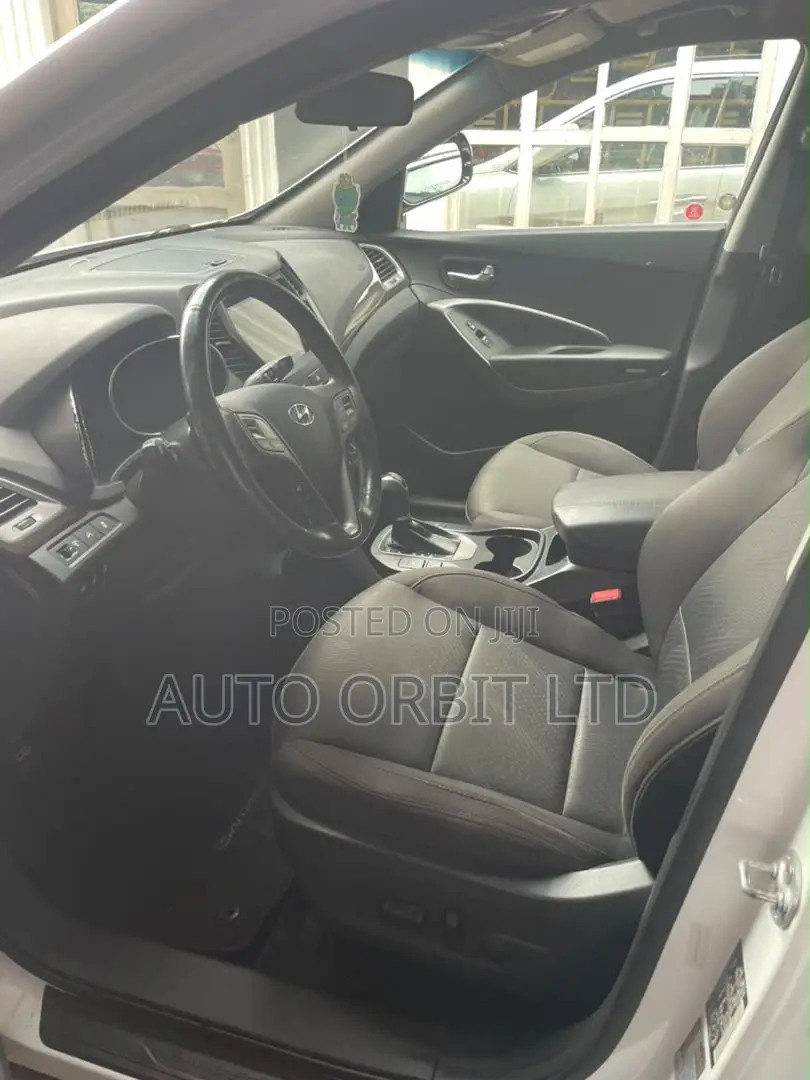 Hyundai Santa Fe SE 2012 White