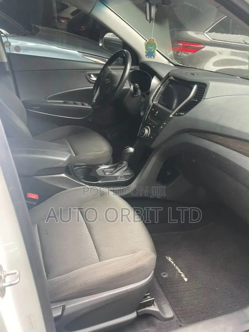 Hyundai Santa Fe SE 2012 White