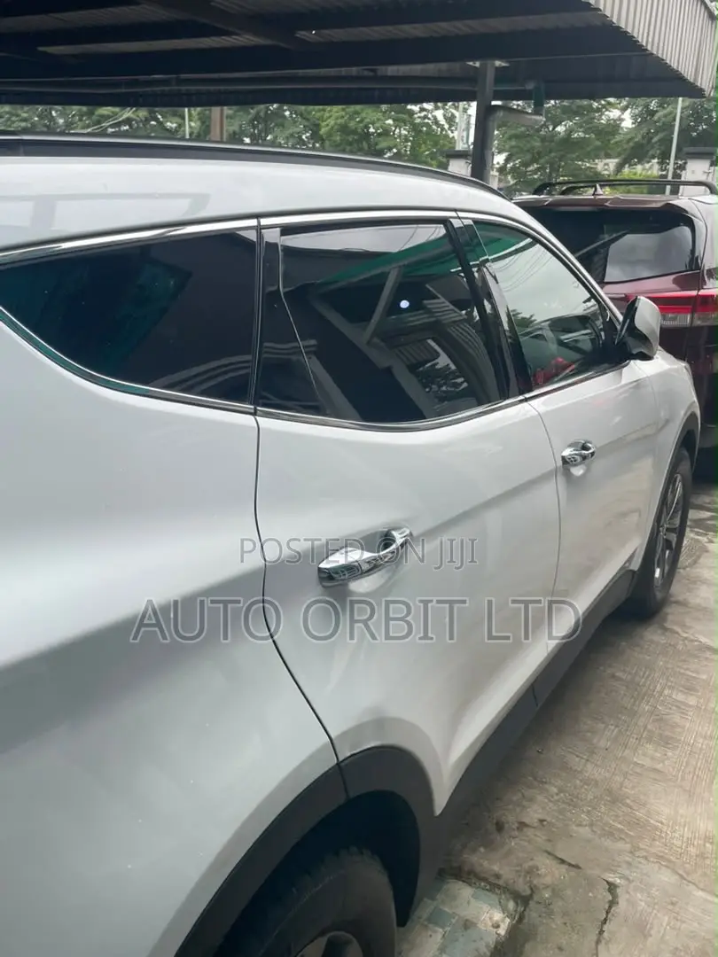 Hyundai Santa Fe SE 2012 White
