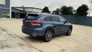 Toyota Highlander XLE 2019 Blue