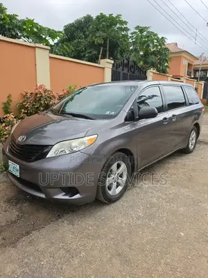 Toyota Sienna L 7-Passenger 4dr Minivan (3.5L 6cyl 6A) 2014 Gray