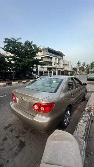 Toyota Corolla LE 2005 Gold
