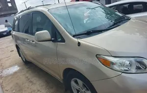 Toyota Sienna 2012 Gold