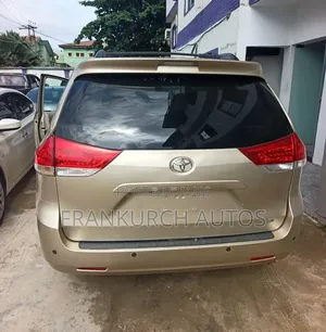 Toyota Sienna 2012 Gold