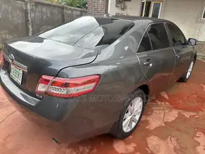 Toyota Camry XLE 4dr Sedan (2.5L 4cyl 6AM) 2010 Gray