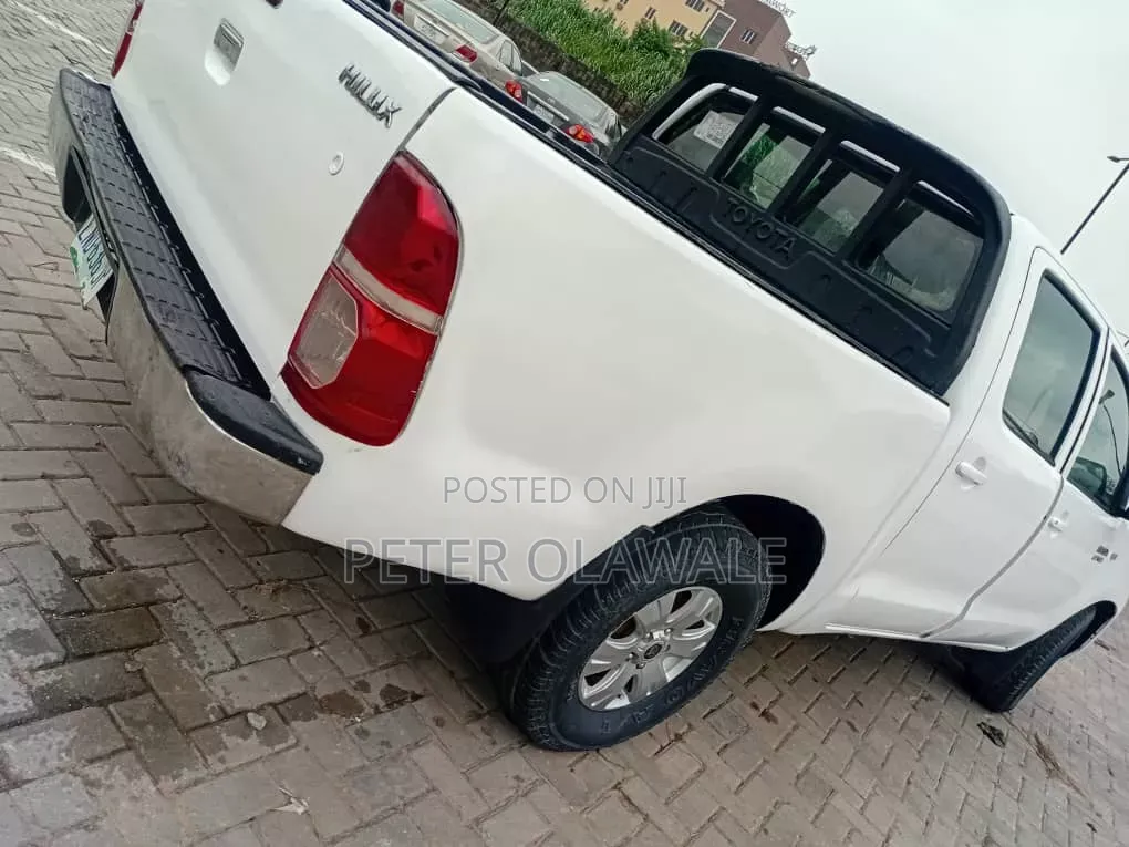 Toyota Hilux 2012 White