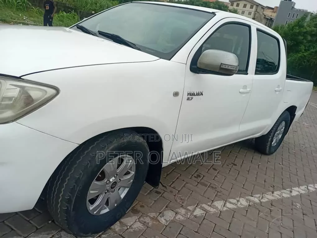 Toyota Hilux 2012 White