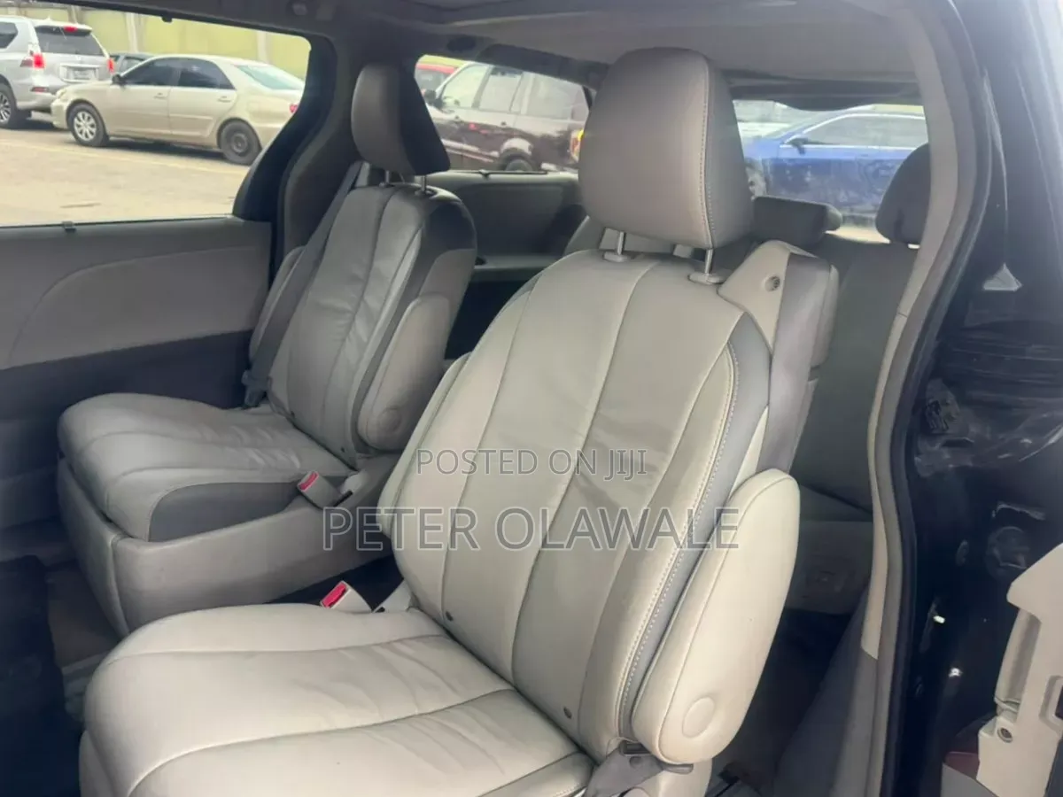 Toyota Sienna 2012 Black