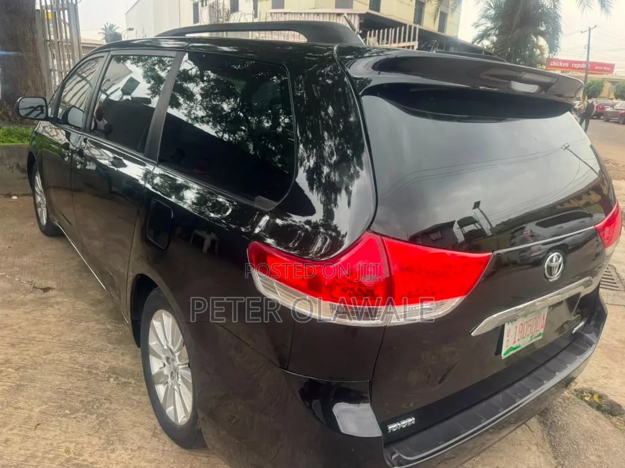 Toyota Sienna 2012 Black