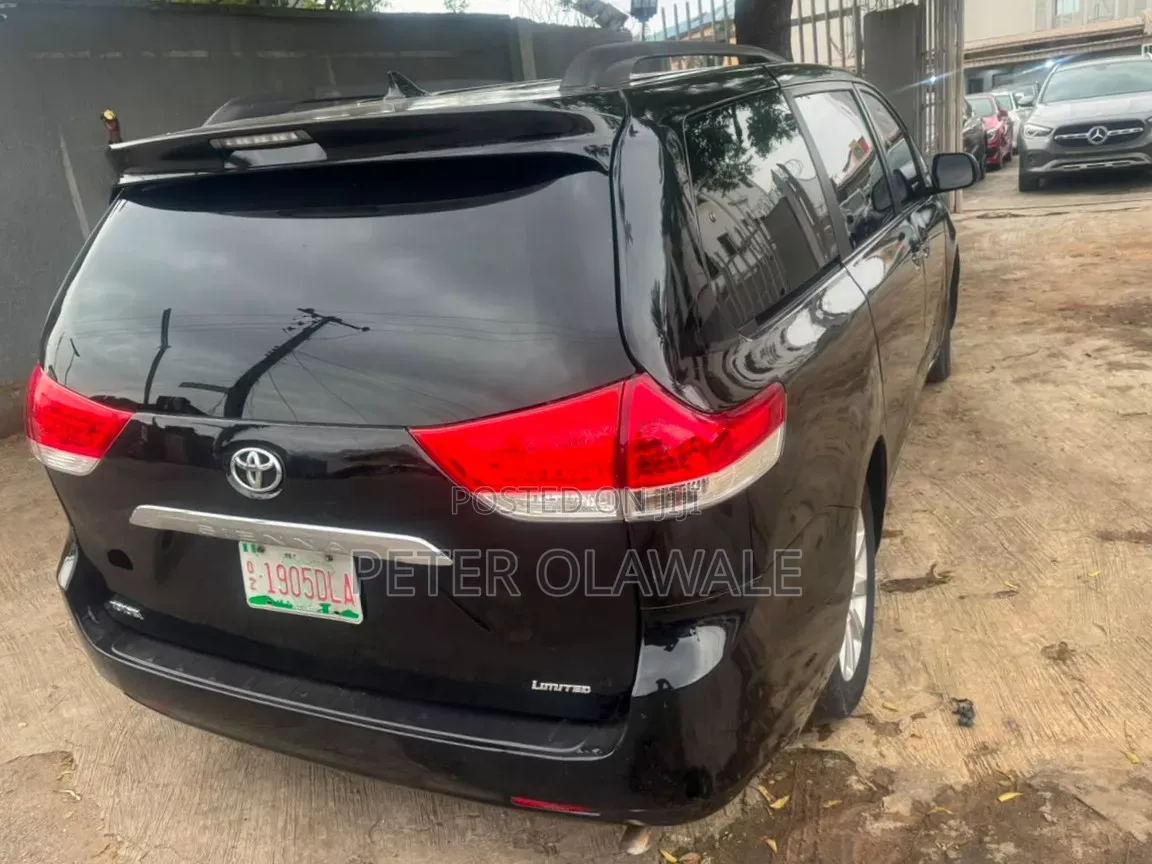 Toyota Sienna 2012 Black