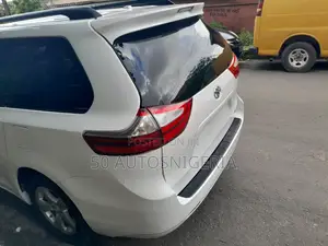 Toyota Sienna LE 7-Passenger 4dr Minivan AWD (3.5L 6cyl 6A) 2015 White
