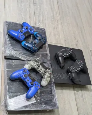 PlayStation 4 Fat With 2 Pads and Minimum of 8 Games