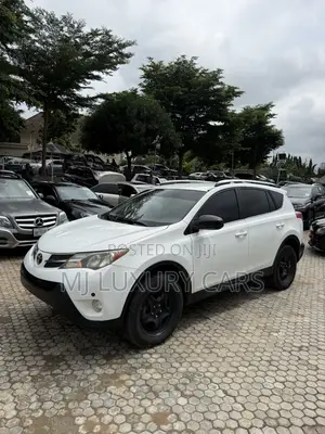 Toyota RAV4 XLE AWD (2.5L 4cyl 6A) 2017 White