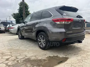Toyota Highlander XLE 4x2 V6 (3.5L 6cyl 8A) 2018 Gray