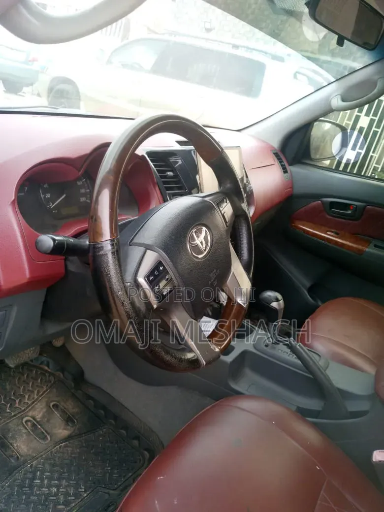 Toyota Hilux 2022 Black