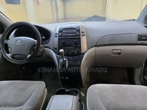 Toyota Sienna 2010 White