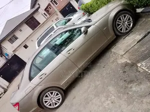 Mercedes-Benz C250 2009 Gold