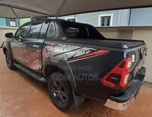 New Toyota Hilux 2023 Blue