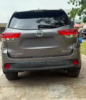 Toyota Highlander XLE 4x2 V6 (3.5L 6cyl 8A) 2018 Gray