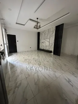 3bdrm Apartment in Adekunle for rent