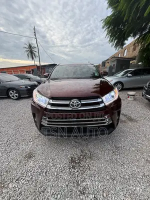 Toyota Highlander LE Plus V6 4x4 (3.5L 6cyl 6A) 2016