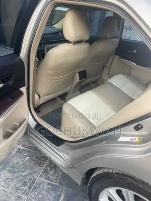 Toyota Camry XLE 4dr Sedan (2.5L 4cyl 6A) 2013 Gold
