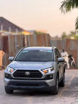 Toyota RAV4 XLE AWD 2019 Silver
