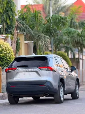 Toyota RAV4 XLE AWD 2019 Silver