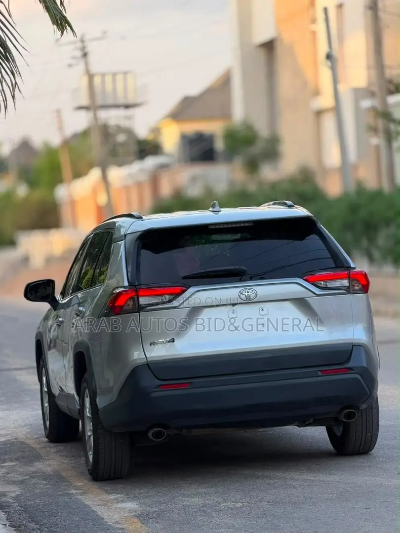 Toyota RAV4 XLE AWD 2019 Silver