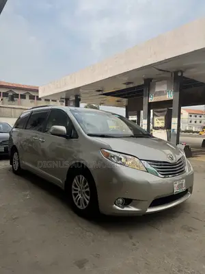 Toyota Sienna XLE Premium 8 Passenger (3.5L 6cyl 6A) 2016 Gold