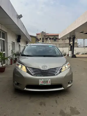 Toyota Sienna XLE Premium 8 Passenger (3.5L 6cyl 6A) 2016 Gold
