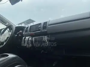 Toyota HiAce 2014 Silver