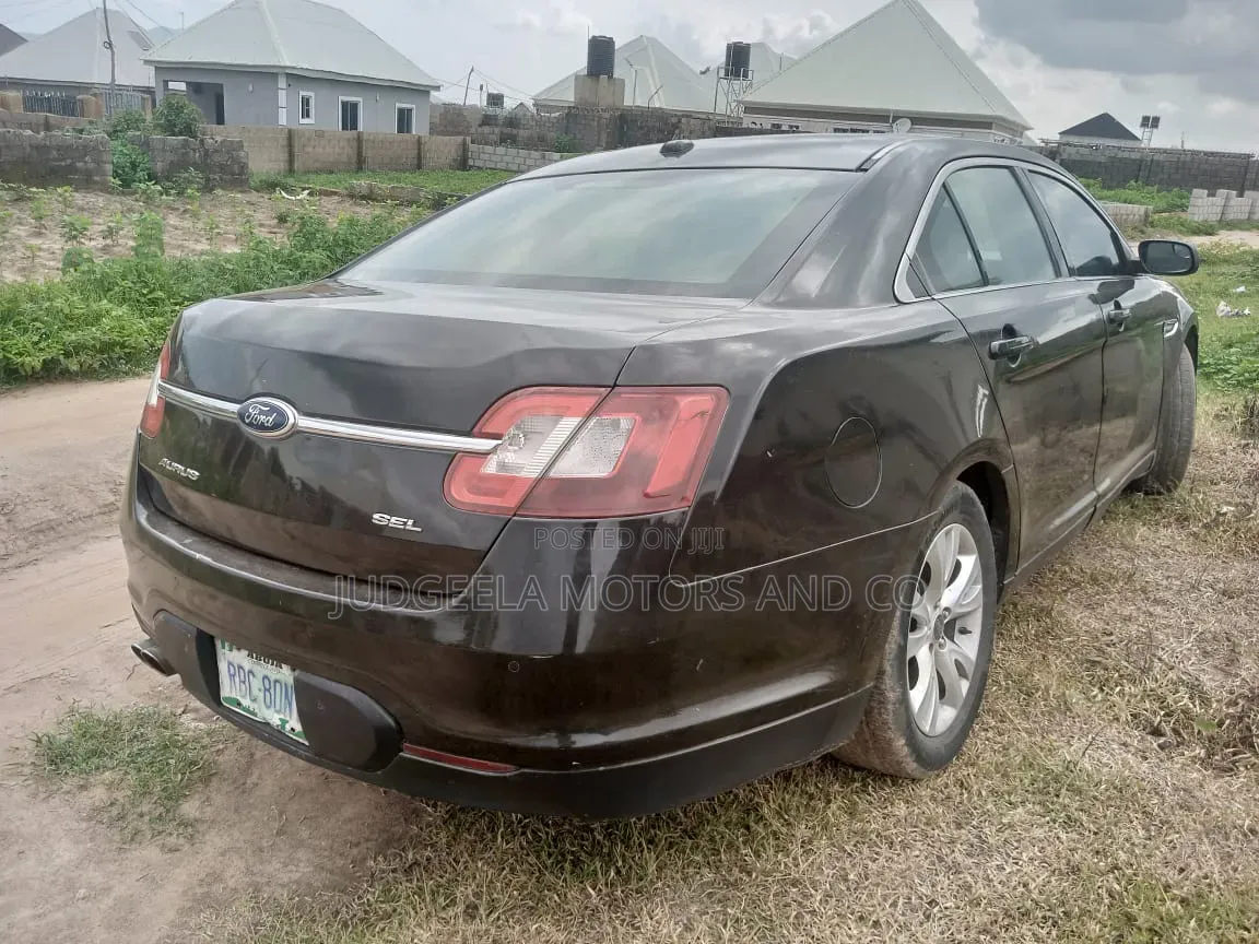 Ford Taurus 2012 Black