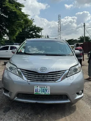 Toyota Sienna 2010 Silver