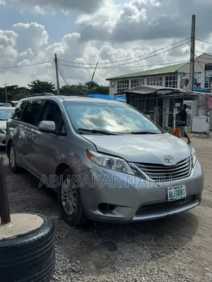 Toyota Sienna 2010 Silver