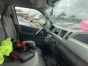 Toyota HiAce 2017 White