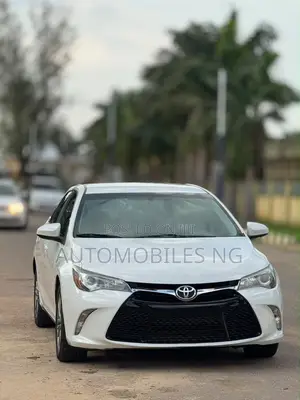 Toyota Camry SE 4dr Sedan (2.5L 4cyl 6A) 2016 White