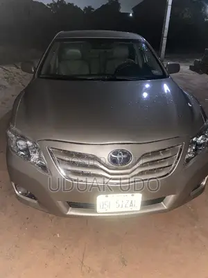 Toyota Camry LE 4dr Sedan (2.5L 4cyl 6AM) 2010 Gold