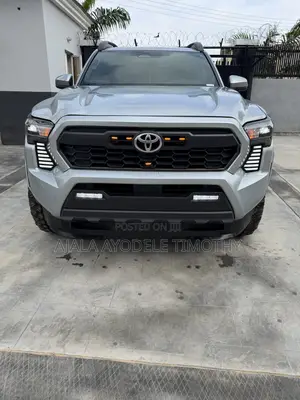 Toyota Tacoma SR5 Double Cab 4WD 5.0 ft. SB 2025 Silver