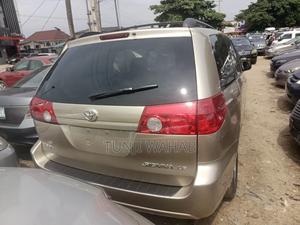 Toyota Sienna 2006 Gold