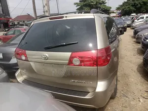 Toyota Sienna 2006 Gold