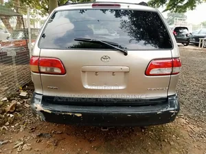 Toyota Sienna LE 2002 Gold