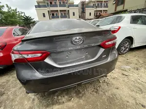 Toyota Camry SE 4dr Sedan (2.5L 4cyl 6A) 2017 Gray