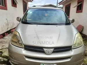 Toyota Sienna 2006 Gold