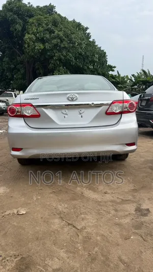 Toyota Corolla LE 4dr Sedan (1.8L 4cyl 4A) 2013 Silver