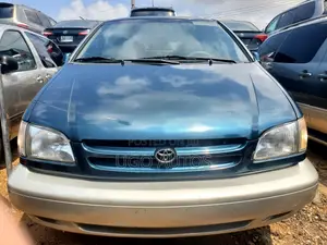 Toyota Sienna 2000 Green
